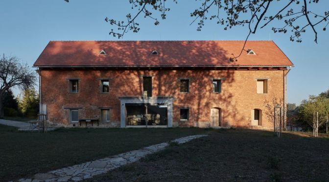 Renovation Architecture: “House Inside A Ruin” In Czechoslovakia (2020)