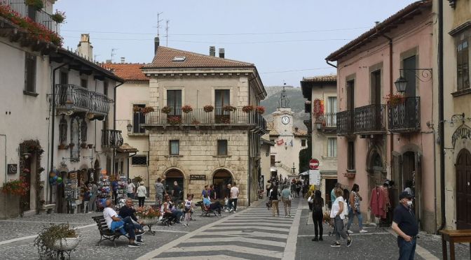 Italian Villages: Walking Tour Of Pescocostanzo